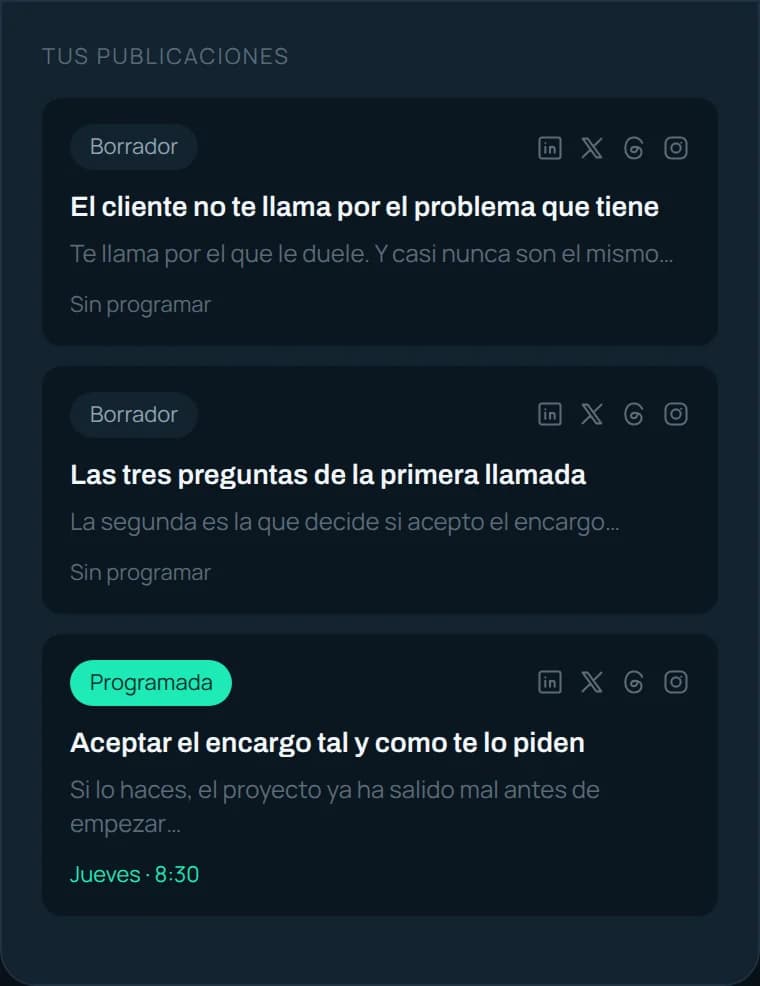 Pantalla del móvil con tres publicaciones ya escritas — dos en borrador y una programada para el jueves — cada una con los iconos de LinkedIn, X, Threads e Instagram.